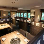 昼夜問わず人や車が行き交う730交差点。店内はそんな屋外の喧騒とは打って変わって、お洒落な照明が印象的な落ち着いた雰囲気です。木目調のインテリアに囲まれた豪華な空間で、贅沢にお食事をお楽しみください。