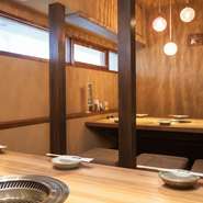 本格的な炭火で味わう「和牛」は絶品のひと言。炎を囲めば話も弾みます。小さな子ども連れのご家族にはお座敷席、デートやベビーカーをご利用の場合は個室席と、シーンに合わせたお席でお食事をご満喫頂けます。