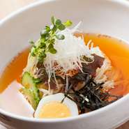 大人気の冷麺は、特製のスープだし、たまご麺を使用した盛岡冷麺。韓国麺とはひと味違ったおいしさをお楽しみください。