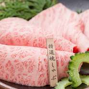 自然豊かな八重山郡内で生産される「石垣牛」。当店ではA4、A5の特選「石垣牛」だけを厳選してご提供しています。ジューシーで風味豊か、滋味溢れるお肉をご堪能下さい。