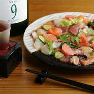 新鮮な旬の海鮮を使い、オリジナルのドレッシングで食べる一品。季節や仕入れによって使用する鮮魚が変わるので、食べるたびに新しい味が楽しめます。冷えた日本酒とピッタリ合います。