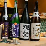 兵庫の銘酒「奥播磨」「龍力」をはじめとして、日本各地の旨い地酒を選りすぐり。新しい銘柄が適宜、登場するのに加え、新酒・夏酒・ひやおろしなど季節の限定酒もお目見え。旬の和食によく合います。