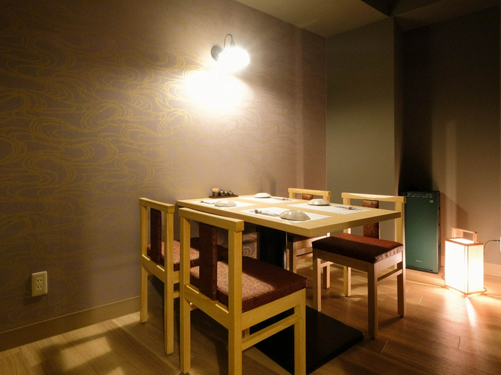 さまざまなご会食や接待に向く、落ち着いた完全個室もご用意