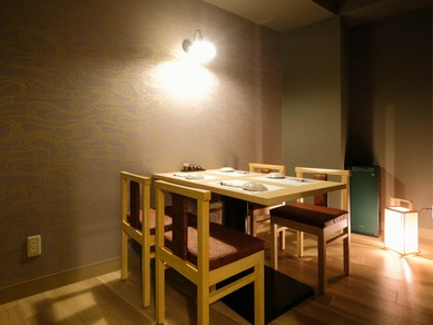 さまざまなご会食や接待に向く、落ち着いた完全個室もご用意