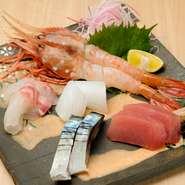 店主が毎日、神戸新鮮市場に足を運び、日本各地で水揚げされた旬魚介を仕入れ。3種盛りまたは5種盛りで、季節の味覚をバランスよくご提供します。選りすぐりの日本酒と合わせて、ゆっくりお楽しみください。