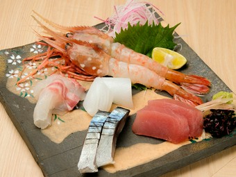 その日仕入れた一番の旬魚介で織りなす『お造りの盛り合わせ』