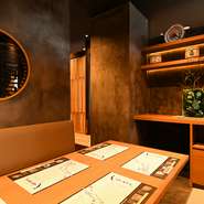 落ち着いた色合いにまとめられ、和の趣を感じるテーブル席。商談や接待など、和やかに話を進める事ができます。少人数での利用なら個室を、人数が多い時は10名～20名まで使える座席も完備。