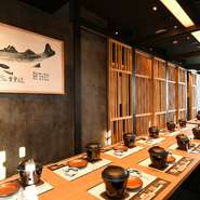 掘りごたつタイプの席を兼ね備えた座敷は、ゆっくりくつろげ宴会の席に最適。最大22名まで収容できるので、大人数での集まりにぴったりです。部屋の入り口は格子戸が使われ、解放感をプラス。