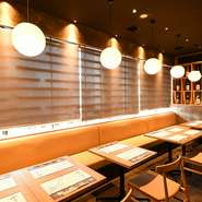 店内はテーブル席の他にカウンター席もあり、少人数で気軽に立ち寄れます。優しい灯りと和風な内装はくつろげる空間。昼はランチを食べに、夜はちょっとした飲み会に、利用の幅が広がります。