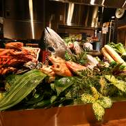 境漁港から直送される海の幸に、山陰の豊かな自然で育まれた山の幸。鳥取・島根県の魅力あふれる食材を堪能できます。季節や仕入れ状況により扱う食材は千差万別。何度も足を運びたくなるお店です。