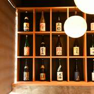 鳥取や島根の地酒を種類豊富に品揃え。利き酒師の厳しい目により厳選したものを用意しています。色々な味を試したい人にうれしいメニュー『神々の飲み比べセット』。自分好みの味を見つけてみてはいかがですか。