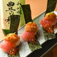 「ウニ」「イクラ」「マグロ」を同時に味わえる、豪華で贅沢な一皿。鮮度が良いのはもちろん、その時に一番良い状態であることを見極める目は確かです。三種類の食材が織りなす味のハーモニーは魅惑の逸品。