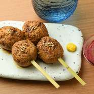 名水が湧き出る大山の麓で育まれる大山鶏が使われています。ジューシーで味わいのある肉質を存分に感じられるよう、味付けはシンプルに「たれ」と「塩」のみ。ふわふわな食感と鶏の旨味を楽しめます。