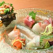境港の漁港から直送される新鮮な魚介類を、種類豊富に味わえます。丁寧な仕事ぶりがうかがえる美しい盛り付けの一皿。季節や仕入れの状況により、その内容は日々姿を変えます。
