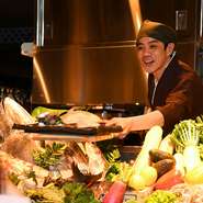 お客様に対し常に丁寧な対応をするように日々心がけています。お食事やお酒を楽しんでいる間も状況を確認しながら待機。食事を終えられ店を後にするお客様には感謝の気持ちを込めてお見送りをしています。