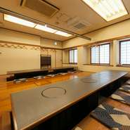 掘りごたつ式の大広間は大人数での宴会に最適です。結婚式二次会や歓送迎会など大規模な集まりに、地域で親しまれてきた名店の料理を堪能しましょう。様々な人々との交流も広がります。