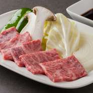 地元の食材である島根産和牛を使った看板メニューです。醤油ベースで赤ワイン入りのオリジナルソースにつけて食べます。ジューシーでやわらかい食感を楽しめ、肉好きの方々に特におすすめ。一日10名様限定です。