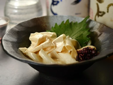 まろやかな舌触りがやみつきになる『湯葉の刺身』