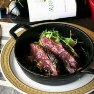 赤身の牛肉を豪快に炭焼きステーキにした贅沢な一皿。オリーブオイル、にんにく、ビネガー、ローズマリーを使ったソースはさっぱりとした味わいで、牛肉と好相性です。