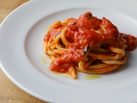 京都産小麦&挽き立てフレッシュな米粉を使用した、うどんのように太くてモチモチの手打ちパスタ!トマトの一番美味しい食べ方です!