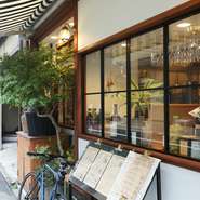 スタッフには外国語研修も行っていますので、海外からのゲストにも対応いたします。ソムリエ、唎酒師がおりますので、料理に合わせたワイン、日本酒の提案もさせていただきます。