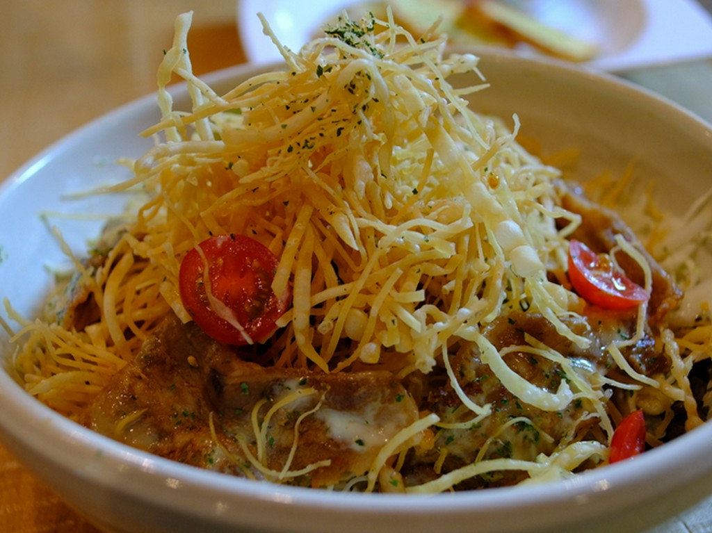 食感楽しい『もち豚のパリパリサラダ』