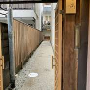 京都市役所からほど近い麩屋町通沿いにひっそりと佇む【すし処　満】。店主の仕事にほれ込んだ常連客が多く通う隠れた名店です。夷川通から移転以来、テーブル席も加わり広々とした店内になりました。