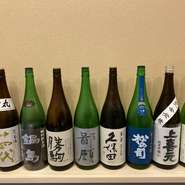 新鮮な旬の魚介に良く合う日本酒が各種揃い、中には『十四代』や『黒龍』といった希少な銘酒も。フルーティーな香りが料理にぴたりと寄り添います。焼酎も常時8種類ほど用意があり、選ぶ楽しみも格別です。
