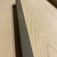 店内は清潔感のある落ち着いた雰囲気。恋人とテーブルで向かい合い、料理を味わうのも楽しいものです。肩を並べて過ごすカウンターデートもおすすめ。美味しい料理を前に、2人の距離も近づくに違いありません。