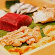 烏賊、赤貝、まぐろ、つぶ貝、こはだ…と、季節の新鮮なネタがずらり。とにかく良いものにこだわって、市場ではなく卸売業者から直接仕入れています。確かな目利きは長年の経験ならでは。