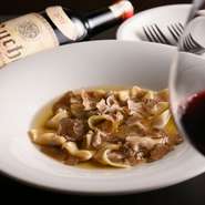 イタリアの代表料理であるパスタを、四季折々の食材でつくっています