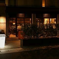 おしゃれな外観と夜の賑わいに、思わず立ち寄りたくなる
