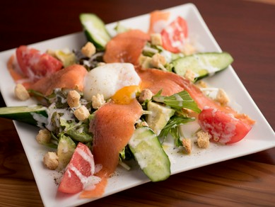大ぶりサーモンとアボカド、口の中で広がる豊かな味わい『スモークサーモンとアボカドのシーザーサラダ』