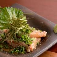 店主の目利きを活かして仕入れている新鮮な魚介類。歯ごたえの良いカンパチと特製胡麻ダレが絶妙で、素材の旨みが際立つ美味しさに。コスパにこだわり、ボリュームたっぷり、自信をもって提供します。