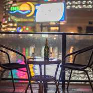 那珂川に映る夜景と洗練された空間、
上質なワインと様々な美食で
大人の為のデートに最適です。