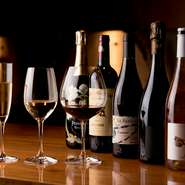 ワインはソムリエが厳選した物が100種以上と豊富。フランスを中心に世界各国の様々なタイプが揃えられています。そのすべてが料理との相性を考えた優しい味わいのものばかり。デザート用の甘口ワインもあります。