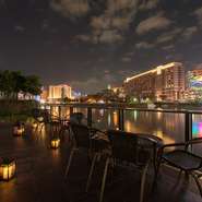 カウンターやテーブル席など、数ある席の中でもおすすめがリバーサイドのテラス席。都会の喧騒からは程よく離れ、中洲や那珂川の夜景を眺めながら飲むお酒はまた格別です。