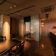 広々とした店内は、二次会などのパーティにもピッタリです。ウェディングサービスも経験しているスタッフが万全のフォローで迎えてくれるので、気軽にご相談を。
