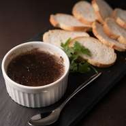 しっかりと臭み抜きをした国産鶏の白レバーを
たっぷりの香味野菜と共に煮込み、しっとりとしたレバームースに。
さらに表面をキャラメリゼする一手間で、香ばしさと甘苦さを加えた仕上がりに。