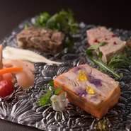 お店の特色の一つであるいろいろなテリーヌを盛り合わせた前菜盛り合わせ。旬の素材を使い、見た目も美しく仕上げられたテリーヌは様々な味わいのものが楽しめ、この一皿でお店の料理への想いが感じられます。