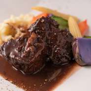 国産の牛ホホ肉を2日かけてじっくりと仕込み、崩れるほど柔らかく、しかしパサツキを全く感じさせないしっとりとした食感に仕上げた逸品です。シンプルな煮込みには、是非クラシックなブルゴーニュワインとどうぞ。