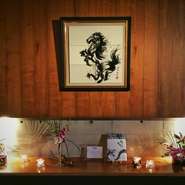 店内カウンターに飾ってあるのは
新進気鋭の墨画アーティスト「西元祐希」氏の作品。
2018年に福岡アジア美術館で個展を開くほどのアーティストの作品を
間近で楽しめるのは当店カウンターの特権です。