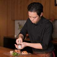 サービスでは「遊び」を大事に。ゲストが飲まれているドリンクや、お好みにあわせその場で味付けを微妙に変化させ、なるべくそのゲストに寄り添うことのできる料理をつくるようにしています。