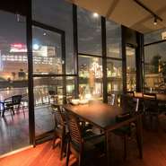 中州や那珂川、キャナルシティを臨む夜景は博多のイメージに最適。ゆったりとお酒を飲みながら食事をしていただけ、特に県外のゲストをご案内するにはピッタリです。