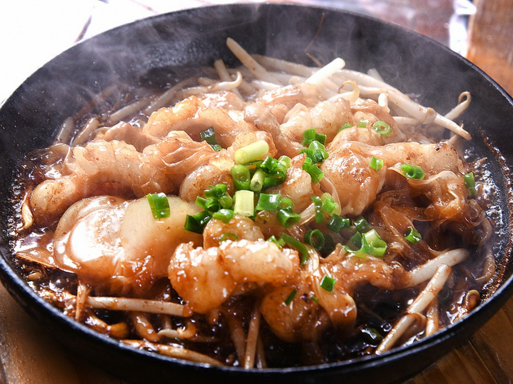 鉄板で提供される熱々ぷるっぷるの『牛ホルモン塩焼き』は、虜になること間違いなしの美味さ