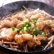 新鮮国産牛ホルモンのプリプリ食感と、付け合わせのもやしのシャキシャキ感が絶妙な鉄板焼きです。口の中でジュワッと広がる牛ホルモンの油の旨味で、ビールがどんどん進みます。塩味と秘伝のタレ味が選べます。