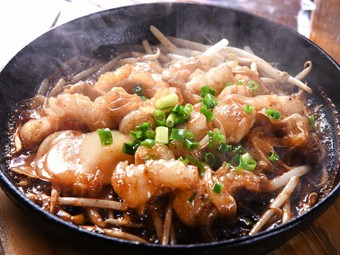 鉄板で提供される熱々ぷるっぷるの『牛ホルモン塩焼き』は、虜になること間違いなしの美味さ