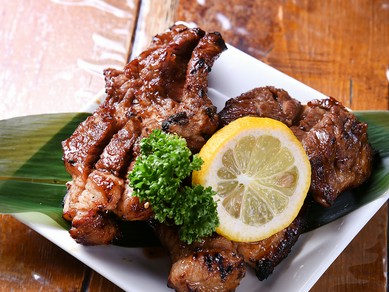 肉好き必食の『スペアリブ』は、秘伝の味と肉の旨味がたっぷりでボリュームも満点の逸品