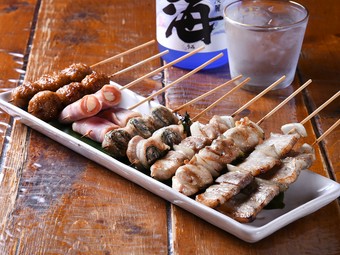 ふっくら香ばしく焼き上げた名物の『焼き鳥』は、お腹いっぱい食べても財布に優しい1本80円