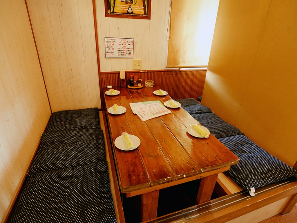 足が楽でくつろげる掘りごたつ席の個室